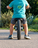 Child riding a TRAX BALANCE, seen from behind